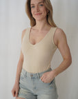 Bodysuit en rib col en V beige