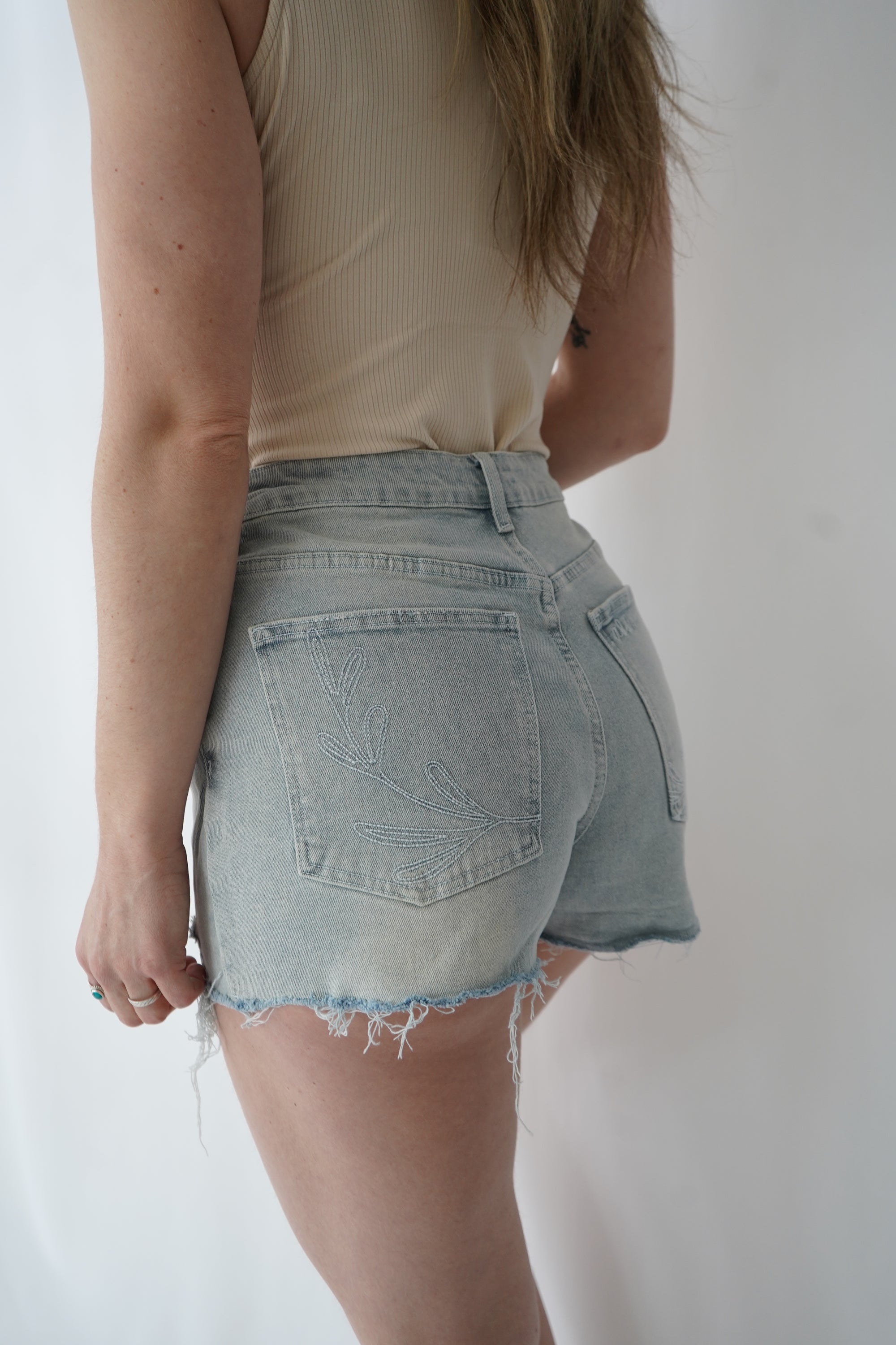 Short en jean pâle - trouée