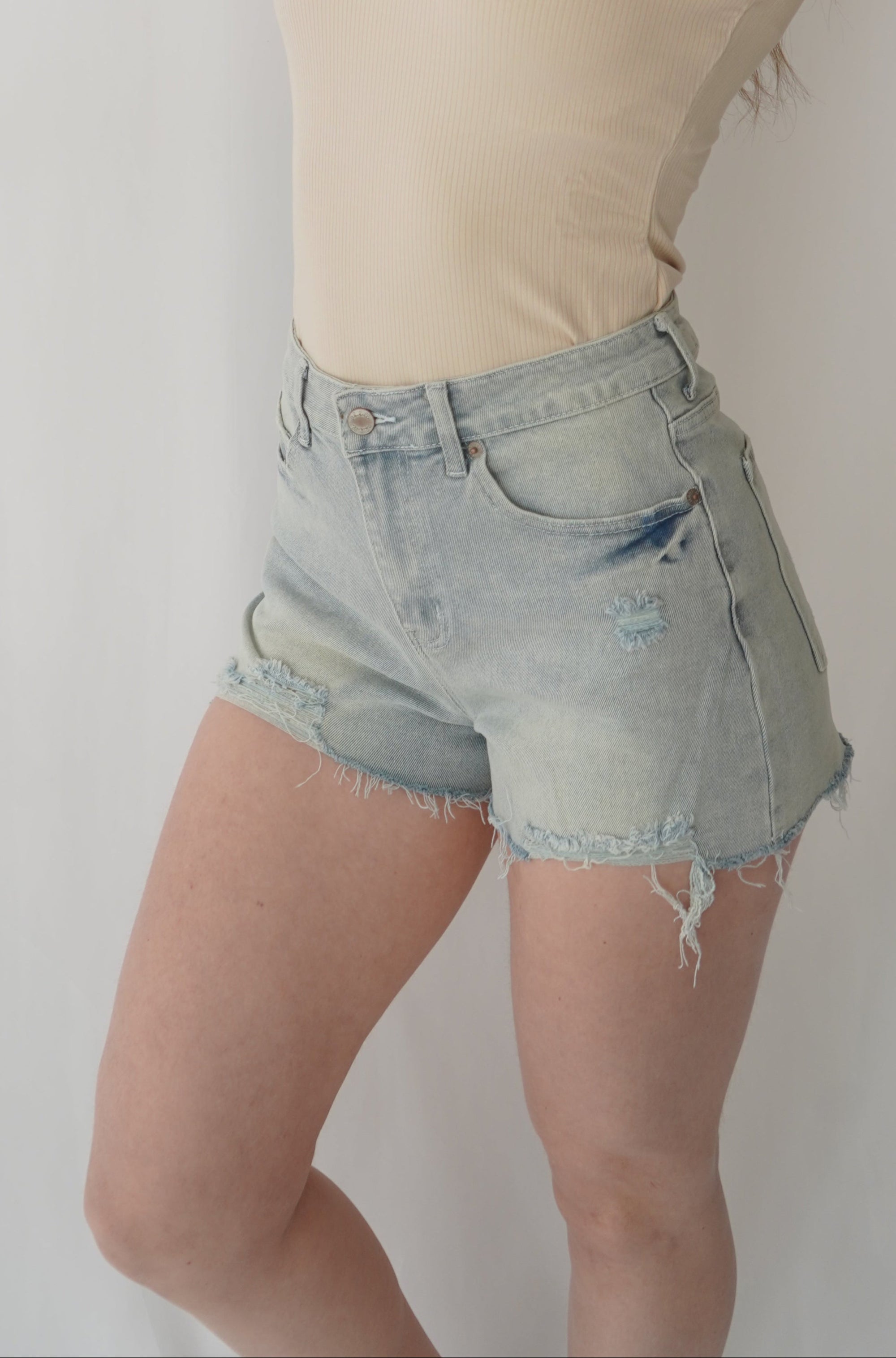 Short en jean pâle - trouée