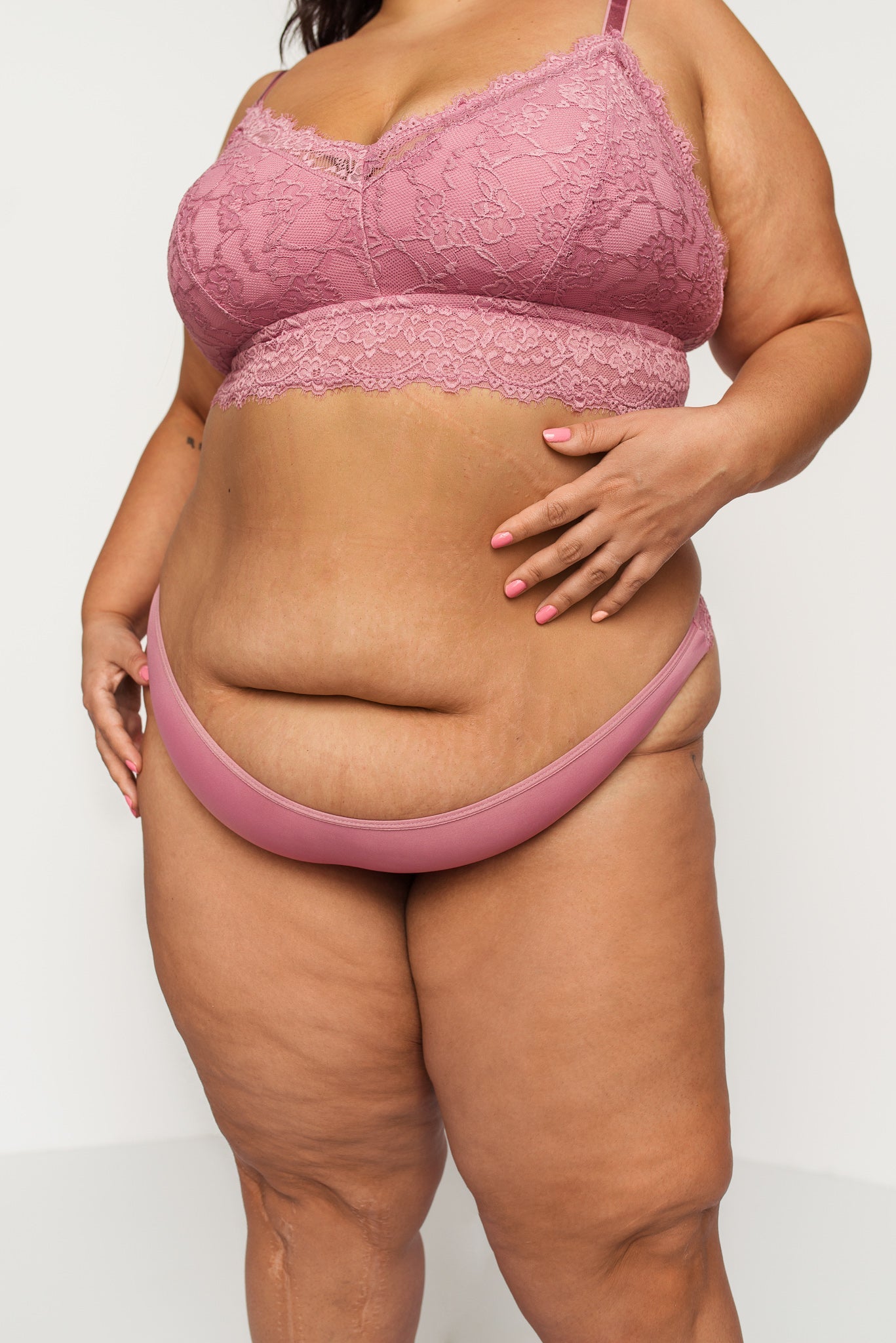 Dentelle tanga framboise