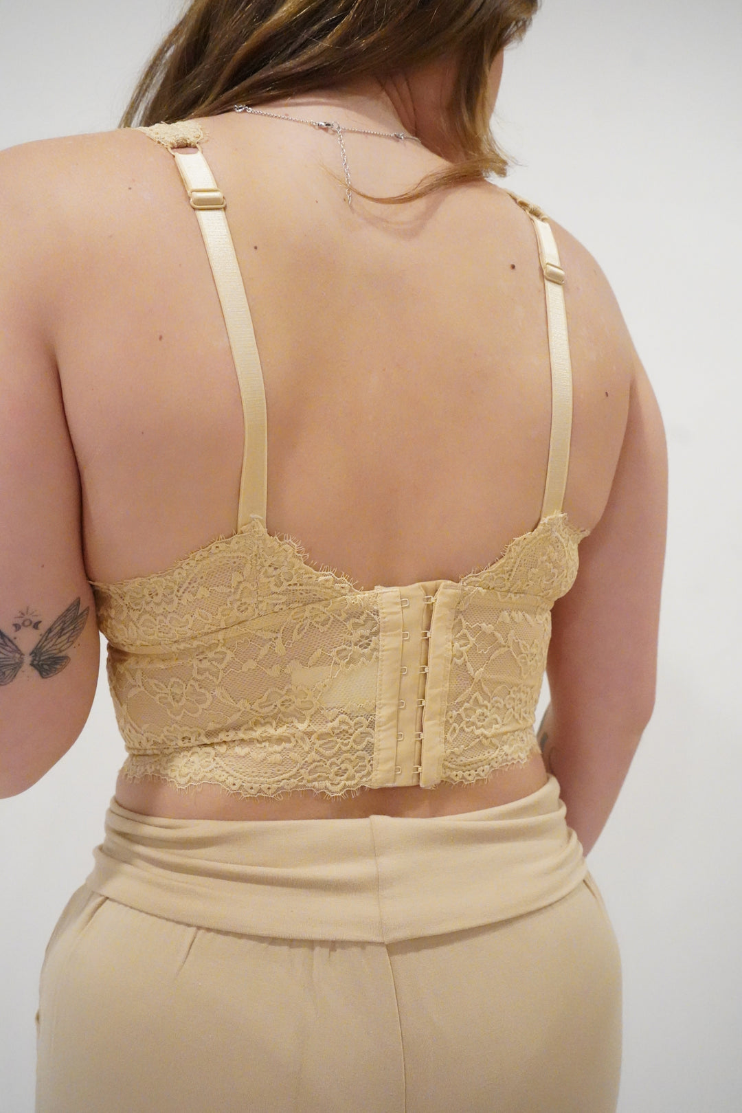 Haut dentelle beige